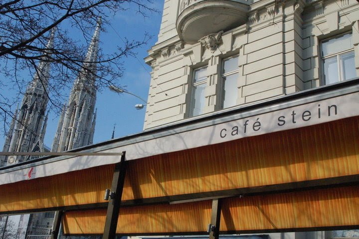 Markise des Café Stein an der Währinger Straße, dahinter die Türme der Votivkirche