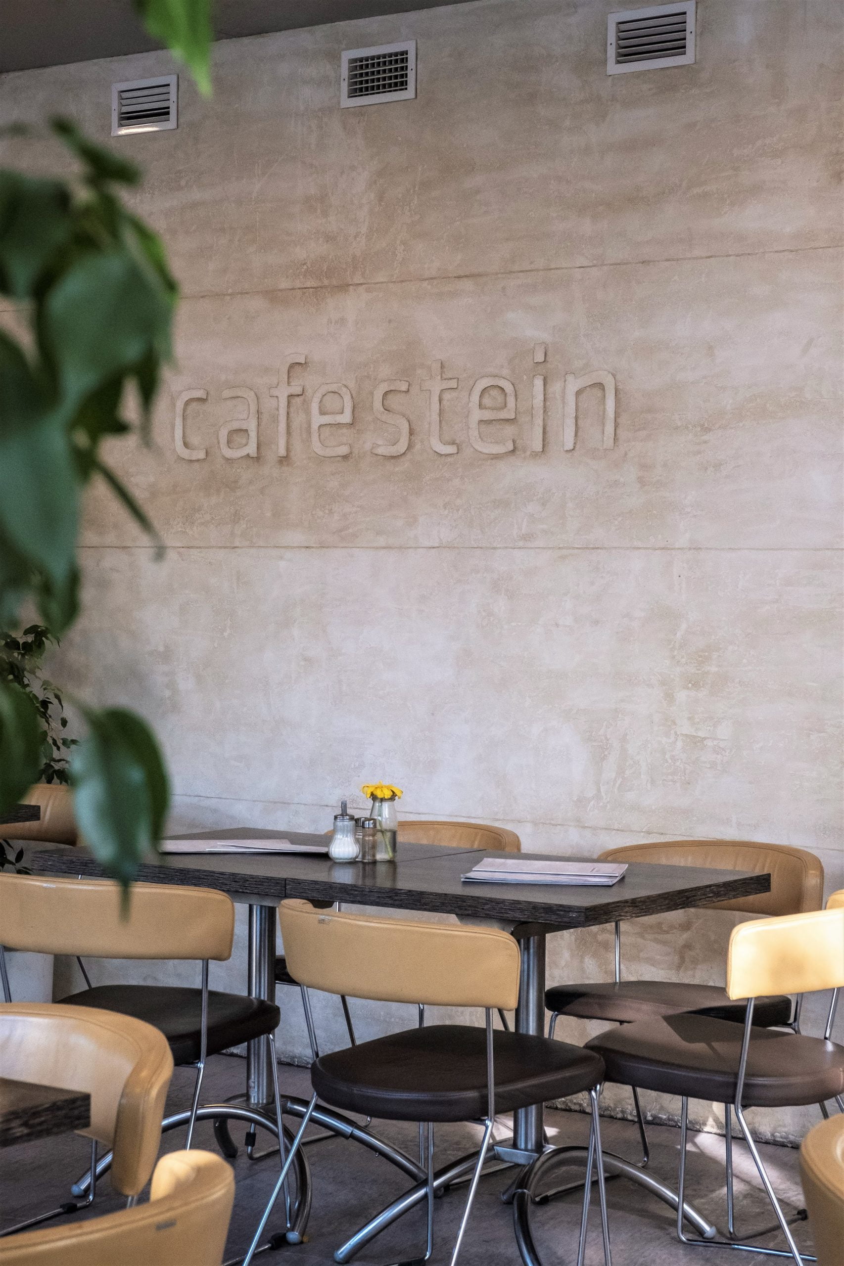 Café-Stein-Schriftzug an der Sandsteinwand