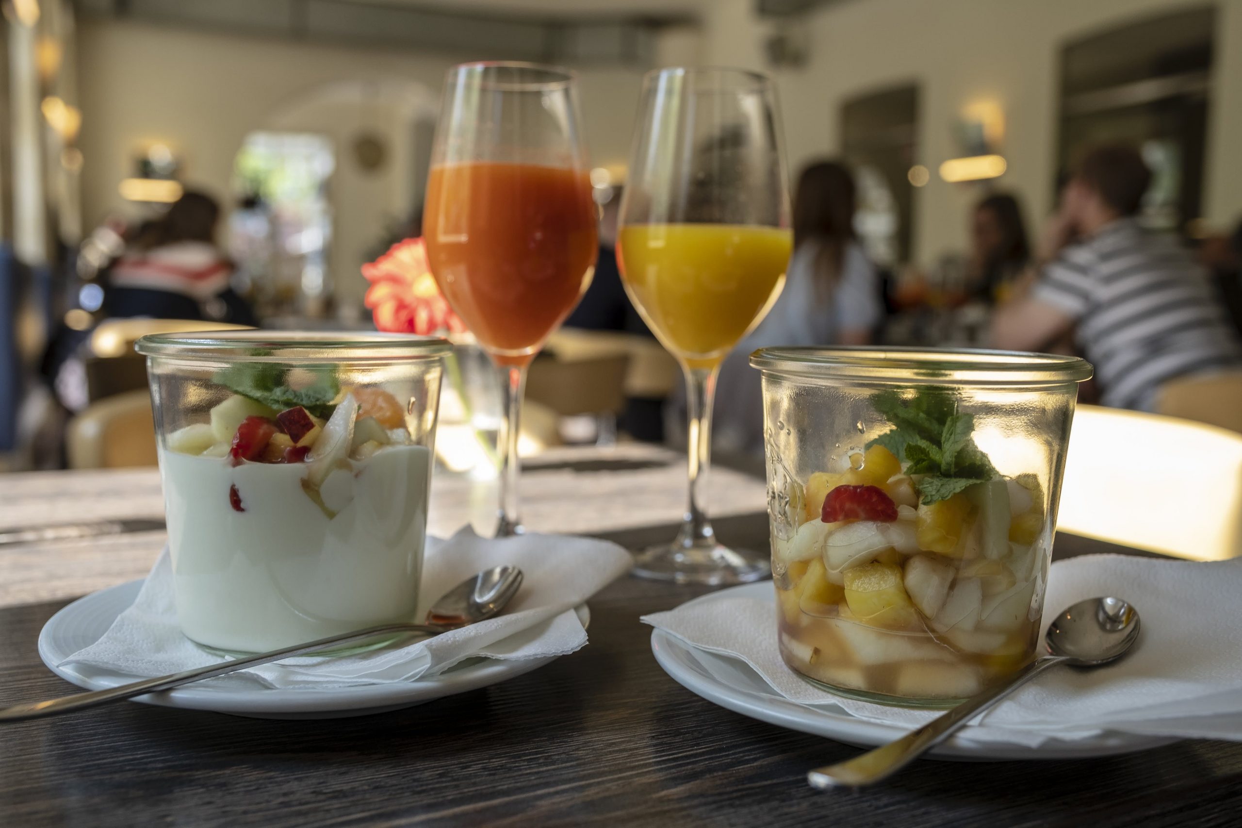 Joghurt mit Obst und frisch gepresste Säfte